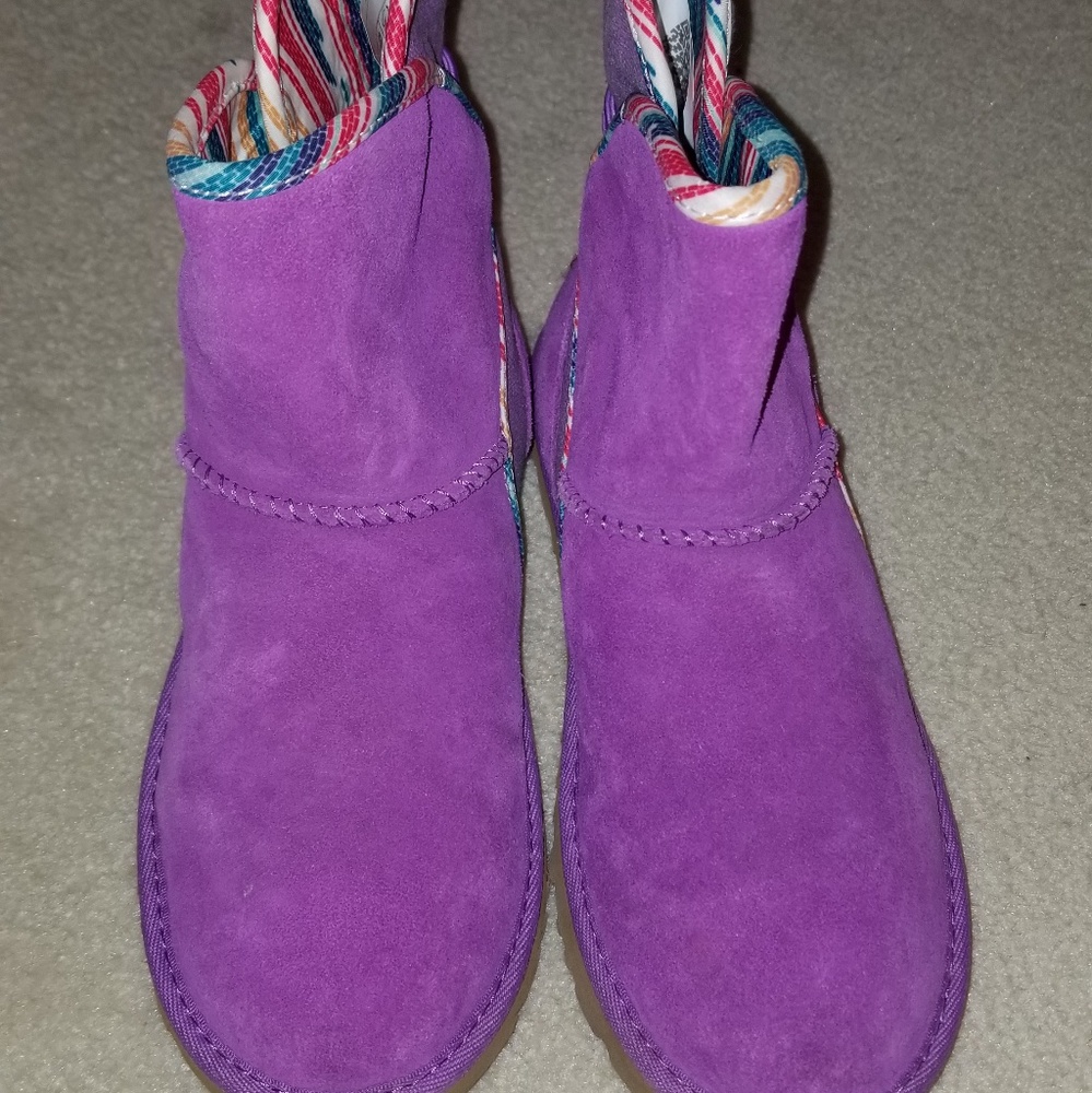 Ugg Girl's short, suede boots